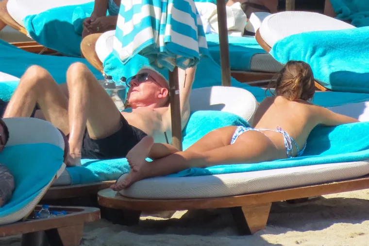 Legendarni DJ Scooter ljubakao 37 godina mlađu djevojku: Sve oči uprte u njih, a oni se 'hvataju' bez pardona