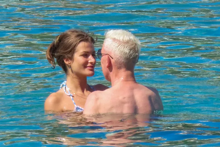 Legendarni DJ Scooter ljubakao 37 godina mlađu djevojku: Sve oči uprte u njih, a oni se 'hvataju' bez pardona