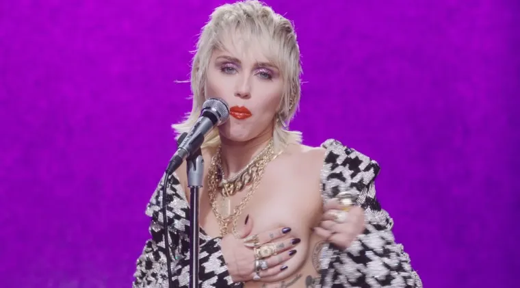 &quot;Prilično sam sigurna u ono što sam vidjela&quot;, dodala je Miley te je ispričala da ju je NLO podsjećao na &quot;leteću ralicu&quot; s istaknutom svjetlećom žutom ralicom na prednjoj strani. &quot;Vidjela sam ga kako leti, a vidio ga je i moj prijatelj. Bilo je još nekoliko automobila na cesti, i oni su također stali da pogledaju, tako da mislim da je ono što sam vidjela bilo stvarno&quot;, rekla je pjevačica.