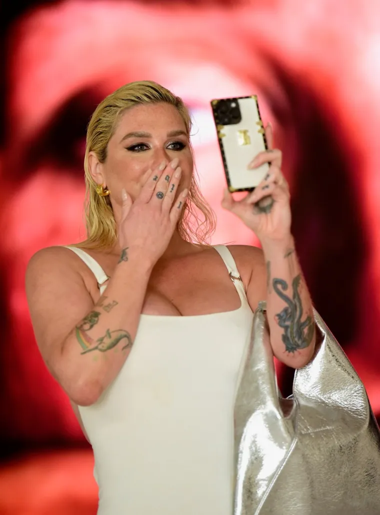 Kesha je u intervjuu za Zach Sang Show 2017. otkrila da je vidjela nevjerojatan NLO dok je bila u pustinji, što je u konačnici poslužilo kao inspiracija za omot albuma Rainbow s temom svemira.