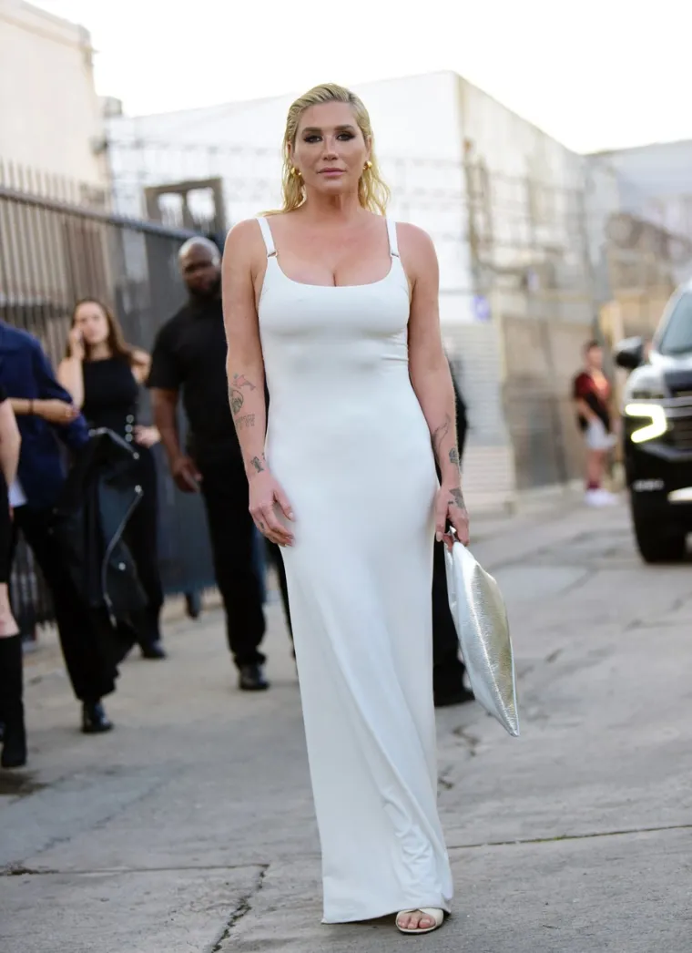 Iste godine, Kesha je izrazila svoju vjeru u NLO putem Instagram objave. Nedavno se upustila u vlastitu istraživačku paranormalnu reality seriju pod nazivom Conjuring Kesha. Međutim, njezina predanost nadilazi duhove, budući da je razvila veliko zanimanje za izvanzemaljska bića nakon što je Demi Lovato gostovala u njezinom podcastu Kesha and the Creepies. &quot;Pokušavam navesti sve svoje prijatelje i obitelj na meditaciju kako bih privukla izvanzemaljce. To je moj novi hobi zbog Demi Lovato&quot;, otkrila je Kesha.
