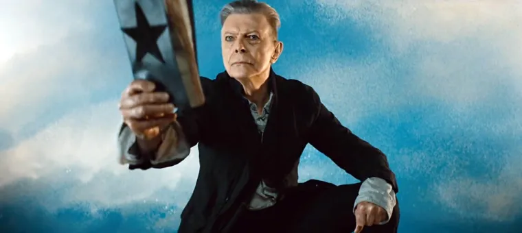 Obožavatelji bi mogli biti zapanjeni saznanjem da je pokojni David Bowie nekoć bio zaposlen u engleskom časopisu UFO. Tijekom intervjua 1975. za Creem Magazine, Bowie je otkrio da je imao priliku često svjedočiti letećim tanjurima tijekom svog mandata u publikaciji usmjerenoj na izvanzemaljce.