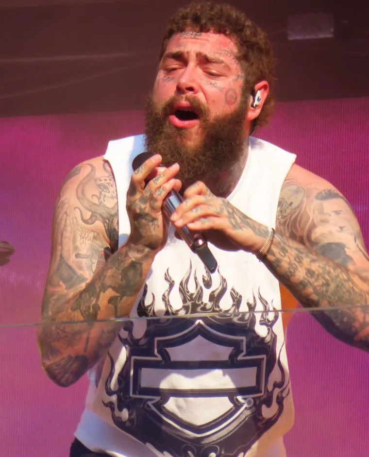 Tijekom svog pojavljivanja u podcastu Joe Rogan Experience 2020., reper Post Malone otkrio je da je od svoje 16. godine naišao na višestruka viđenja NLO-a diljem Sjedinjenih Država. Prisjećajući se jednog konkretnog događaja...