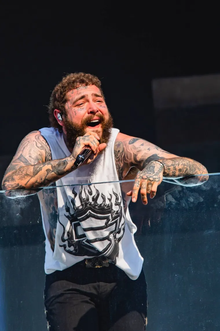 "Moji teta i ujak bili su vrlo strogi i morali smo ići spavati oko 22 sata. Gledao sam kroz prozor sa svojim bratićem, i to je samo svjetlo koje se kasnije jednostavno ugasi. Ne može&scaron; to objasniti", ispričao je tada pjevač. U nastavku je detaljno opisao jedno od svojih najupečatljivijih iskustava, rekav&scaron;i: "Živio sam u Tarzani. Bio je tu balkon, i izgledao je nekako, zvuči otrcano, ali kao klasično polje sile. To je poput kupole u kružnom obliku." Pojasnio je, ističući neobičan prizor koji kao da se transformirao pred njegovim očima: "A ja se pitam: 'Kako to nitko drugi nije vidio?' Ali bio sam tamo s je*eno jo&scaron; četvero ljudi, i oni su to također vidjeli."