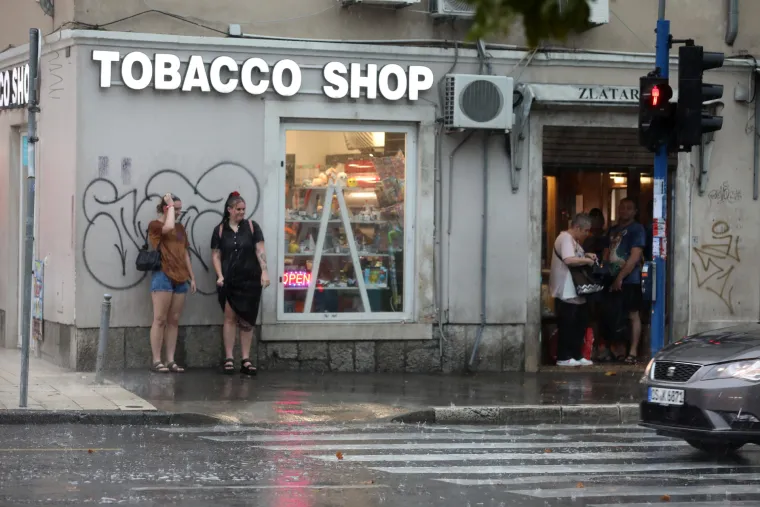 Ovo su prizori iz Rijeke kroz koju je pro&scaron;lo olujno nevrijeme. Sru&scaron;ila se dizalica na kontejnerskom terminalu