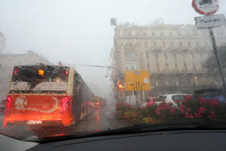 Ovo su prizori iz Rijeke kroz koju je pro&scaron;lo olujno nevrijeme. Sru&scaron;ila se dizalica na kontejnerskom terminalu