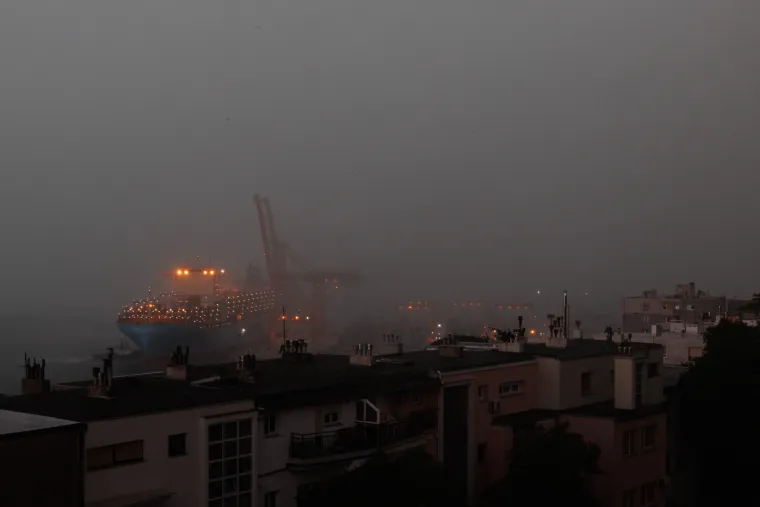 Ovo su prizori iz Rijeke kroz koju je pro&scaron;lo olujno nevrijeme. Sru&scaron;ila se dizalica na kontejnerskom terminalu