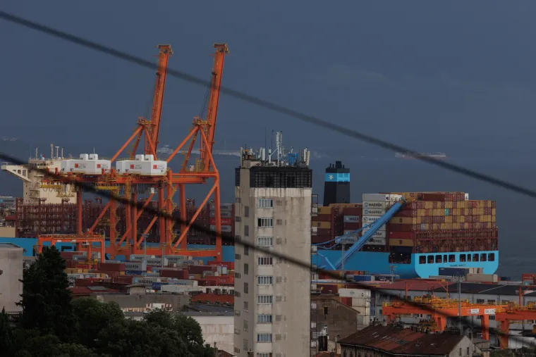 Ovo su prizori iz Rijeke kroz koju je pro&scaron;lo olujno nevrijeme. Sru&scaron;ila se dizalica na kontejnerskom terminalu