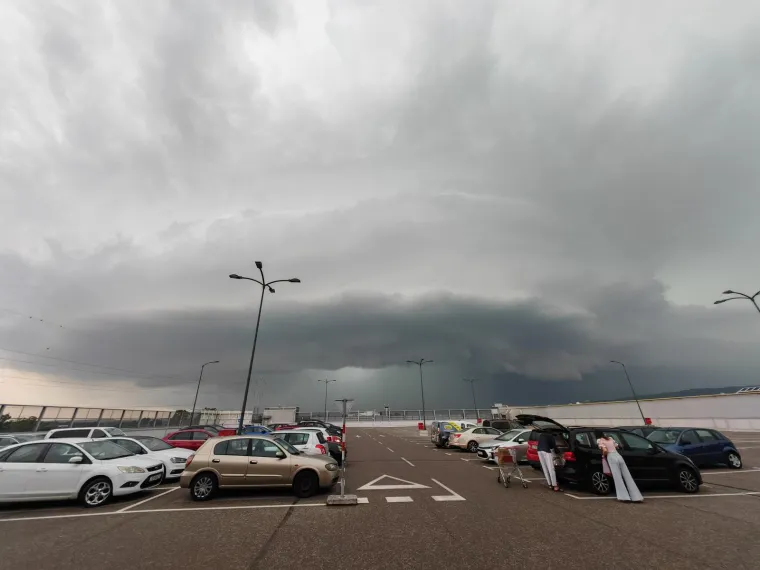 Snimljen dolazak oluje u Zagreb: Pogledajte kako je izgledao prijeteći oblak koji se bliži metropoli