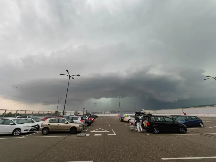 Snimljen dolazak oluje u Zagreb: Pogledajte kako je izgledao prijeteći oblak koji se bliži metropoli