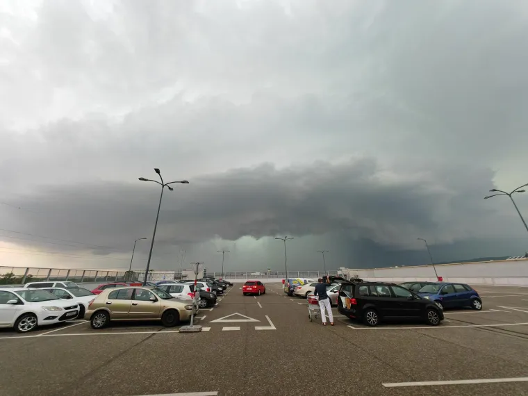 Snimljen dolazak oluje u Zagreb: Pogledajte kako je izgledao prijeteći oblak koji se bliži metropoli