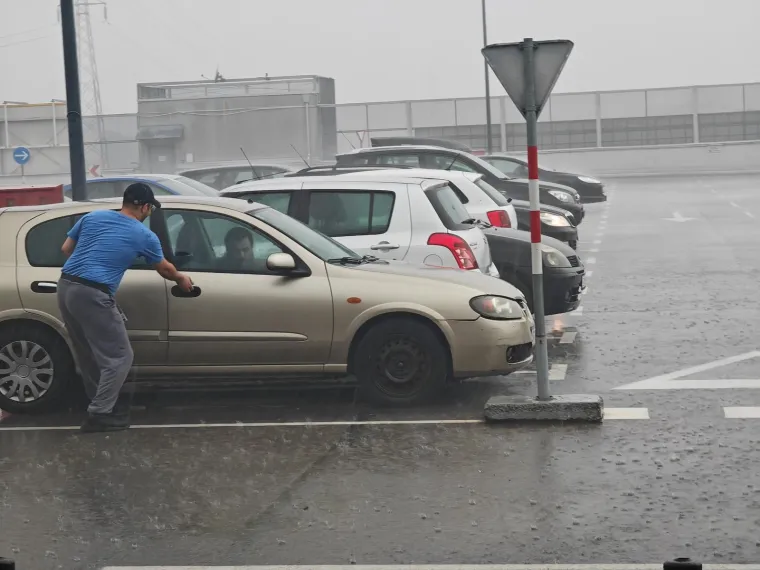 Snimljen dolazak oluje u Zagreb: Pogledajte kako je izgledao prijeteći oblak koji se bliži metropoli