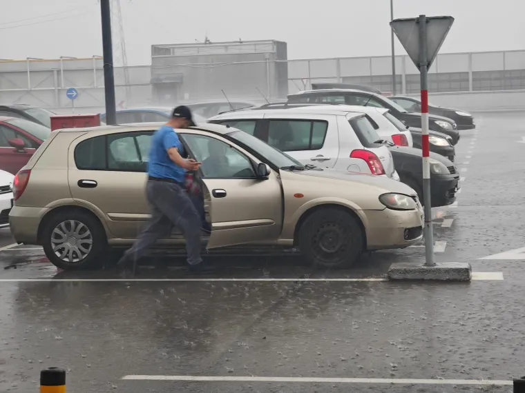 Snimljen dolazak oluje u Zagreb: Pogledajte kako je izgledao prijeteći oblak koji se bliži metropoli