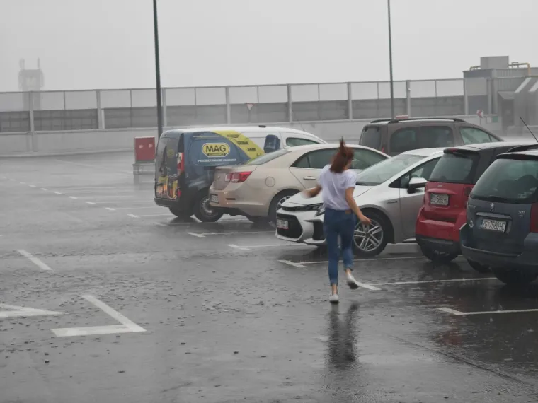 Snimljen dolazak oluje u Zagreb: Pogledajte kako je izgledao prijeteći oblak koji se bliži metropoli