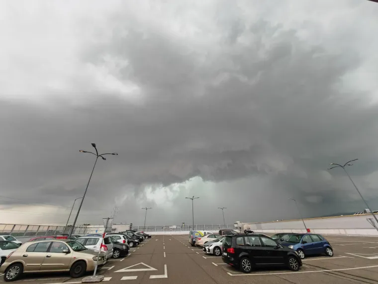 Snimljen dolazak oluje u Zagreb: Pogledajte kako je izgledao prijeteći oblak koji se bliži metropoli