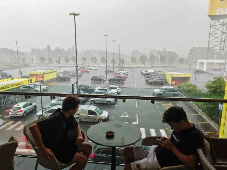 Snimljen dolazak oluje u Zagreb: Pogledajte kako je izgledao prijeteći oblak koji se bliži metropoli