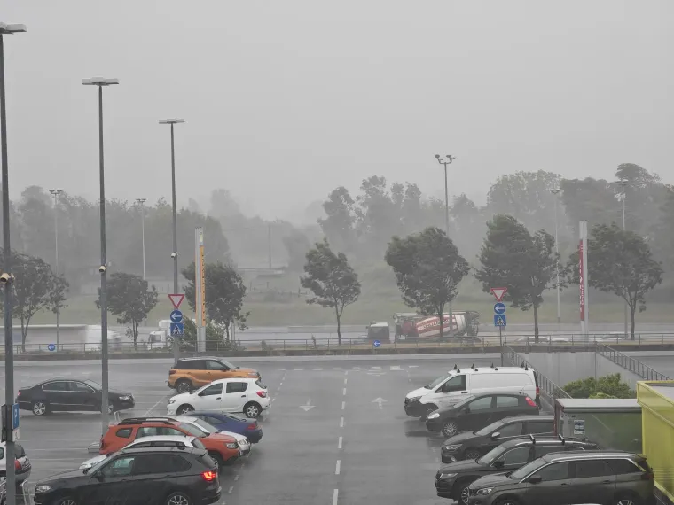 Snimljen dolazak oluje u Zagreb: Pogledajte kako je izgledao prijeteći oblak koji se bliži metropoli