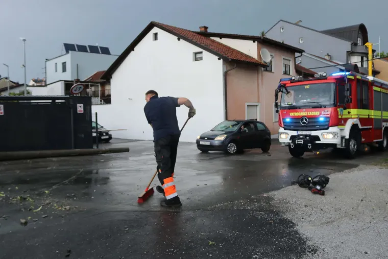 Snimljen dolazak oluje u Zagreb: Pogledajte kako je izgledao prijeteći oblak koji se bliži metropoli