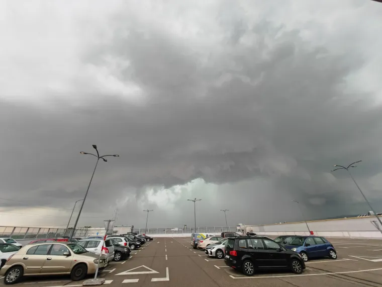 Novo nevrijeme u Zagrebu popraćeno jakim vjetrom i ki&scaron;om