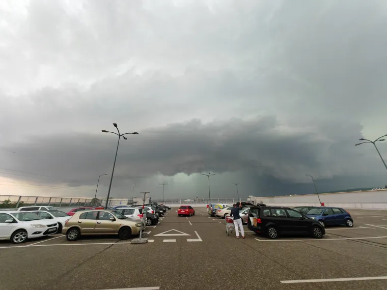 Novo nevrijeme u Zagrebu popraćeno jakim vjetrom i ki&scaron;om