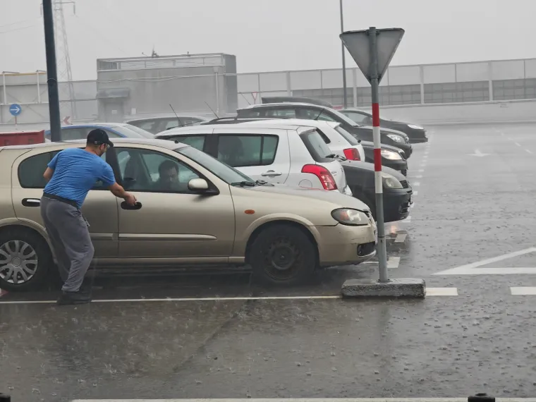 Novo nevrijeme u Zagrebu popraćeno jakim vjetrom i ki&scaron;om