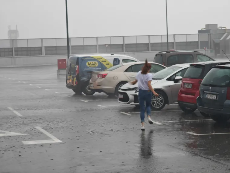 Novo nevrijeme u Zagrebu popraćeno jakim vjetrom i ki&scaron;om