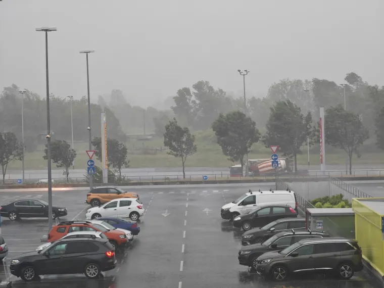 Novo nevrijeme u Zagrebu popraćeno jakim vjetrom i ki&scaron;om