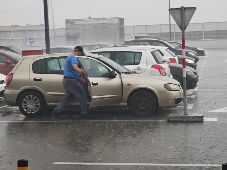 Novo nevrijeme u Zagrebu popraćeno jakim vjetrom i ki&scaron;om