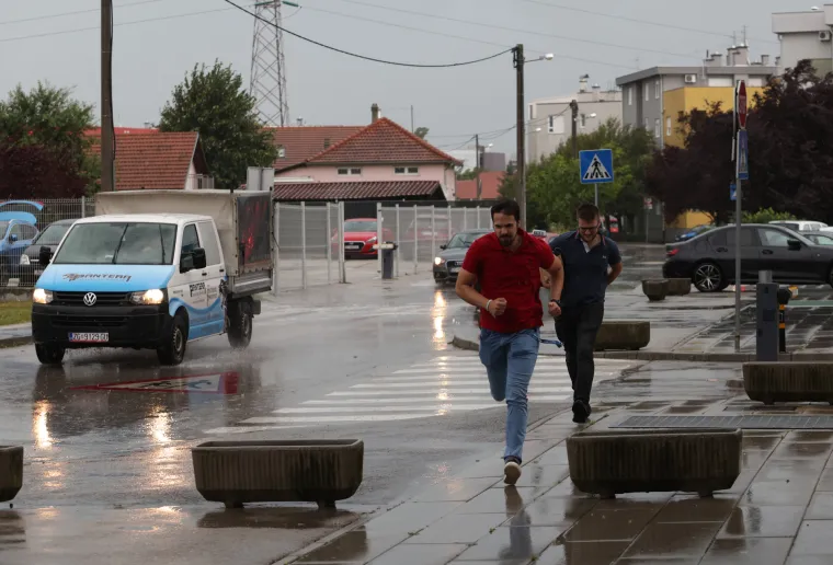 Novo nevrijeme u Zagrebu popraćeno jakim vjetrom i ki&scaron;om