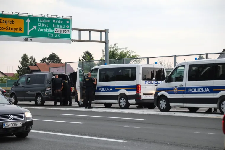 Torcida&scaron;i stigli nadomak Zagreba, a onda ih je zaustavila policija. Jedna stvar je veliki problem