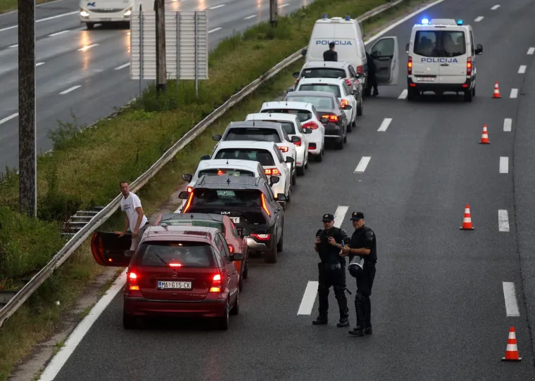 Torcida&scaron;i stigli nadomak Zagreba, a onda ih je zaustavila policija. Jedna stvar je veliki problem