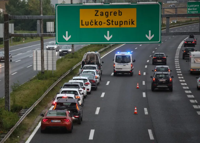 Torcida&scaron;i stigli nadomak Zagreba, a onda ih je zaustavila policija. Jedna stvar je veliki problem