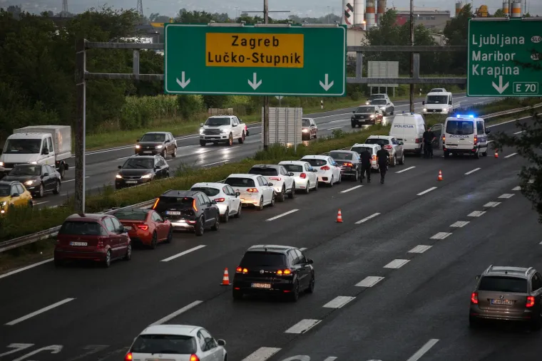 Torcida&scaron;i stigli nadomak Zagreba, a onda ih je zaustavila policija. Jedna stvar je veliki problem