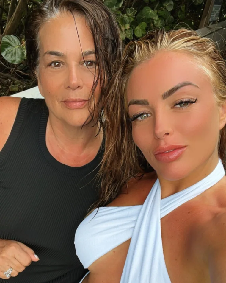 Kao da nije bilo dovoljno &scaron;to rođendan slavi u odvažnom bikiniju: Temperaturu dodatno podigla pomaknuv&scaron;i gaćice