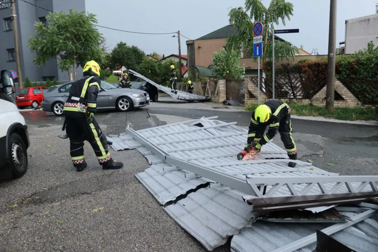 Pogledajte posljedice oluje u Zagrebu i Rijeci, vatrogasci imaju pune ruke posla, a &scaron;teta će se dugo zbrajati