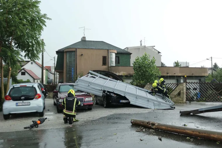 Pogledajte posljedice oluje u Zagrebu i Rijeci, vatrogasci imaju pune ruke posla, a &scaron;teta će se dugo zbrajati