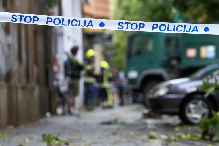 Pogledajte posljedice oluje u Zagrebu i Rijeci, vatrogasci imaju pune ruke posla, a &scaron;teta će se dugo zbrajati