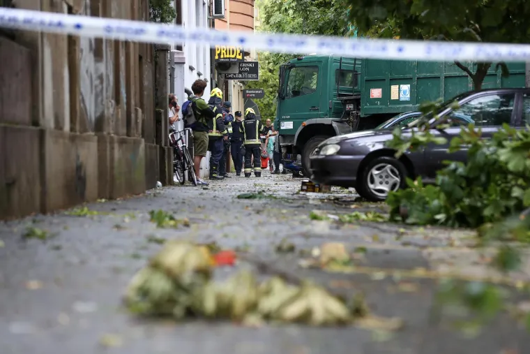 Pogledajte posljedice oluje u Zagrebu i Rijeci, vatrogasci imaju pune ruke posla, a &scaron;teta će se dugo zbrajati