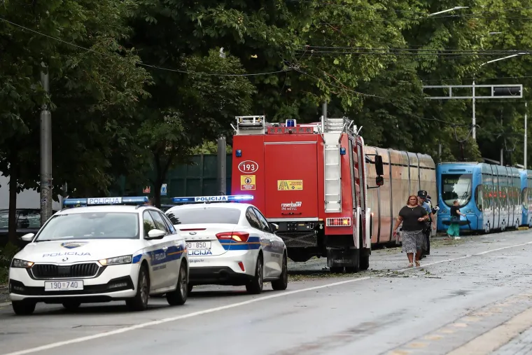 Pogledajte posljedice oluje u Zagrebu i Rijeci, vatrogasci imaju pune ruke posla, a &scaron;teta će se dugo zbrajati