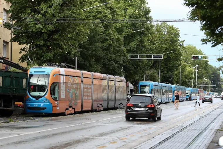 Pogledajte posljedice oluje u Zagrebu i Rijeci, vatrogasci imaju pune ruke posla, a &scaron;teta će se dugo zbrajati