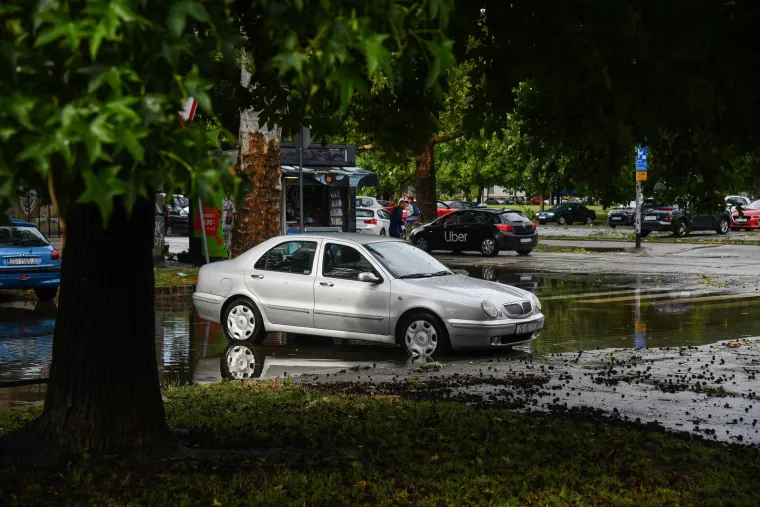 Pogledajte posljedice oluje u Zagrebu i Rijeci, vatrogasci imaju pune ruke posla, a &scaron;teta će se dugo zbrajati