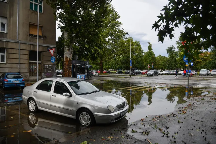 Pogledajte posljedice oluje u Zagrebu i Rijeci, vatrogasci imaju pune ruke posla, a &scaron;teta će se dugo zbrajati