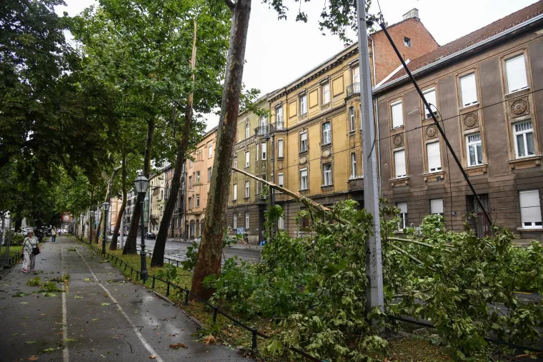 Pogledajte posljedice oluje u Zagrebu i Rijeci, vatrogasci imaju pune ruke posla, a &scaron;teta će se dugo zbrajati