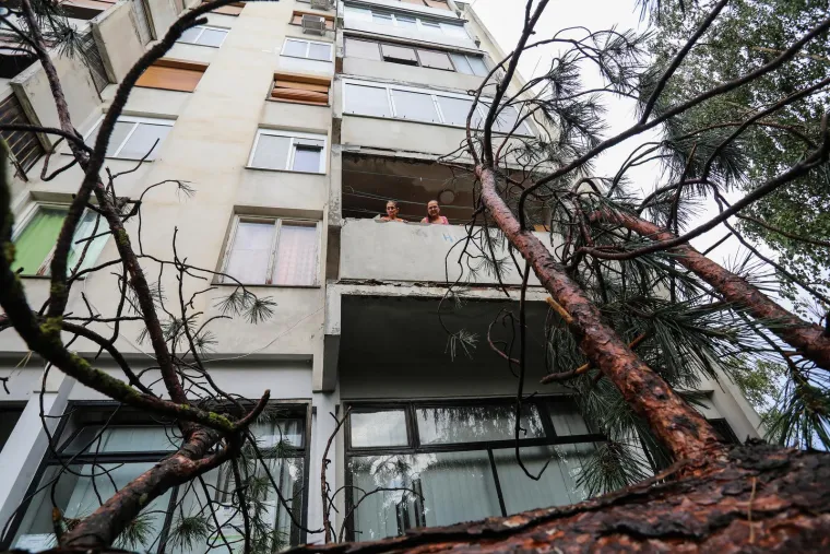 Pogledajte posljedice oluje u Zagrebu i Rijeci, vatrogasci imaju pune ruke posla, a &scaron;teta će se dugo zbrajati