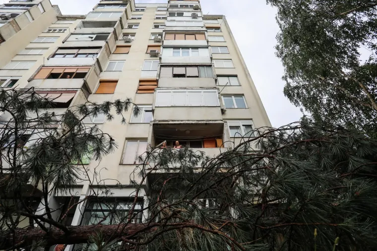 Pogledajte posljedice oluje u Zagrebu i Rijeci, vatrogasci imaju pune ruke posla, a &scaron;teta će se dugo zbrajati