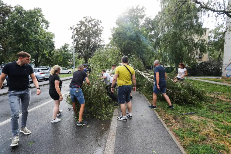 Pogledajte posljedice oluje u Zagrebu i Rijeci, vatrogasci imaju pune ruke posla, a &scaron;teta će se dugo zbrajati