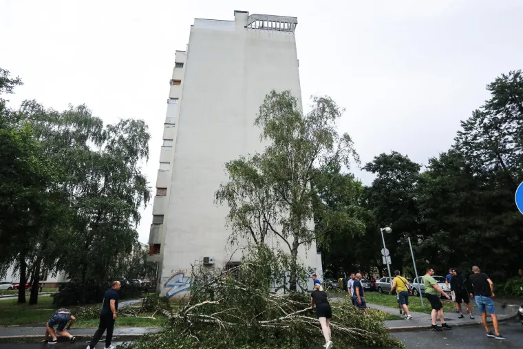 Pogledajte posljedice oluje u Zagrebu i Rijeci, vatrogasci imaju pune ruke posla, a &scaron;teta će se dugo zbrajati