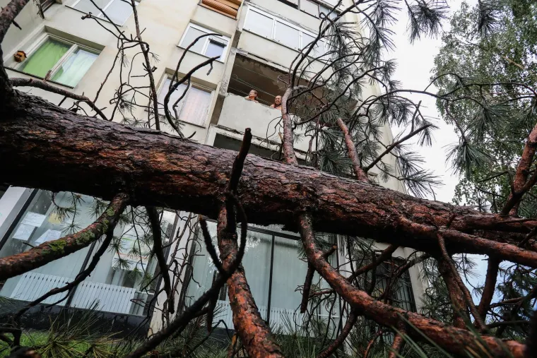 Pogledajte posljedice oluje u Zagrebu i Rijeci, vatrogasci imaju pune ruke posla, a &scaron;teta će se dugo zbrajati
