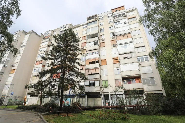 Pogledajte posljedice oluje u Zagrebu i Rijeci, vatrogasci imaju pune ruke posla, a &scaron;teta će se dugo zbrajati