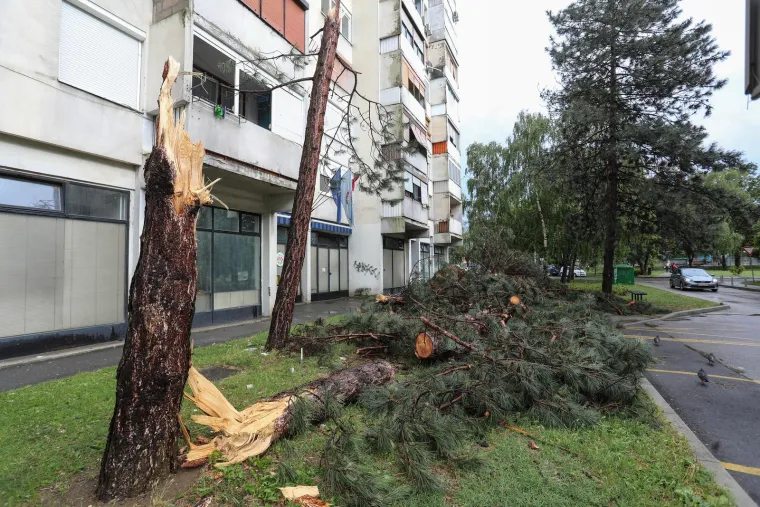 Pogledajte posljedice oluje u Zagrebu i Rijeci, vatrogasci imaju pune ruke posla, a &scaron;teta će se dugo zbrajati